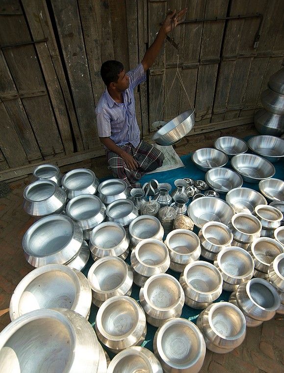 Sprzedaż garnków na wagę w Khagrachhari (Chittagong Hill Tracts)